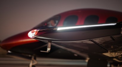 VIsion Jet der dritten Generation: Spectra-Lights an den Flügelspitzen sorgen für eine bessere Sichtbarkeit.