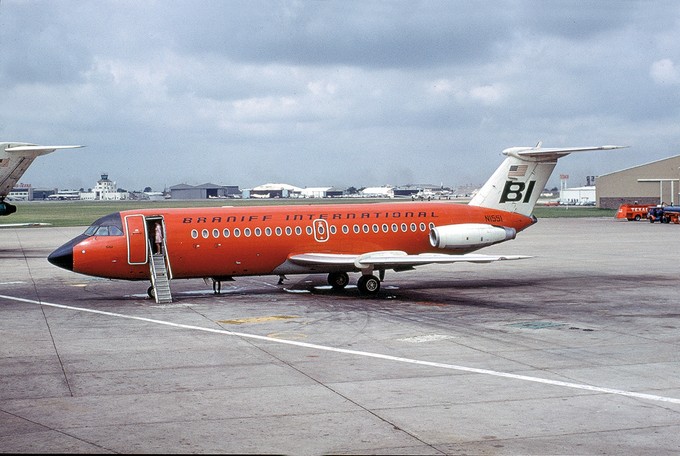 Ende der 60er- anfangs 70er-Jahre betrieb Braniff International Airways mehrere BAC 1-11 in verschiedenen grellen Farben und war, neben Laker Airways in Europa, auch Gründer der heutigen Low-Cost-Carriers in den USA. Im Bild die BAC 1-11-203AE N1551 (Dallas-Fort Worth, ca. 1971).