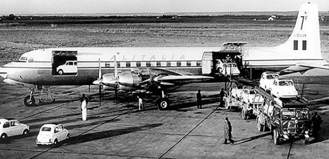 Ebenfalls in den 1960-ern: Alitalia transportierte in Douglas DC-7 den Kultwagen Fiat 500.