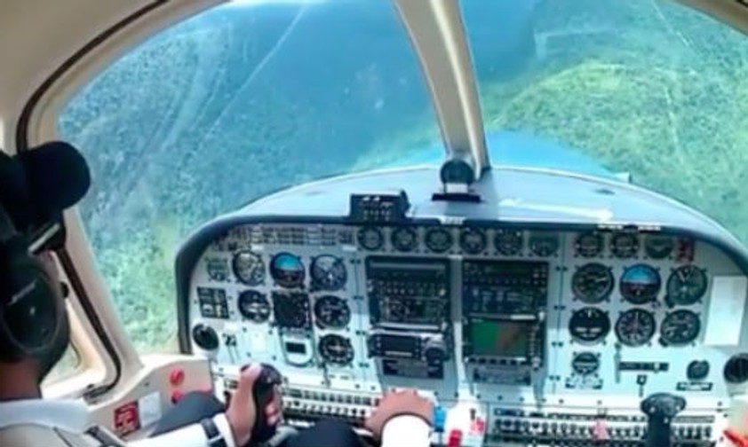 Spannende Landung inmitten grüner Berge