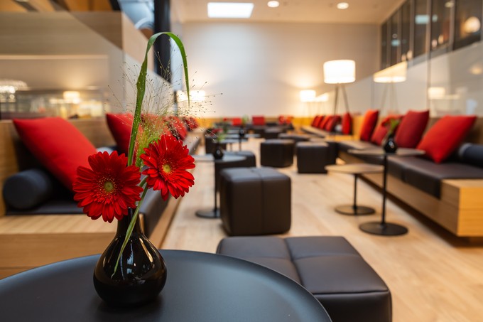 Zusätzliche Sitzgelegenheiten im «Bellevue» der Senator-Lounge.