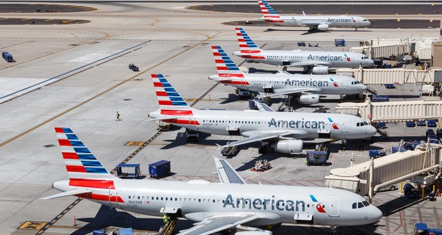 Flugzeuge von American Airlines in Phoenix: Die Fluglinie soll eine Strafte zahlen, weil sie gegen Drogen- und Alkoholbestimmungen verstoßen haben soll.