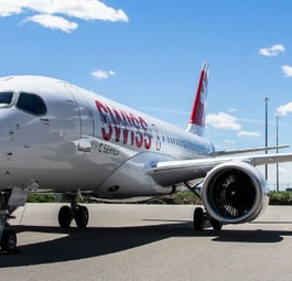 CS100 in Swiss-Farben: Schnittiges Design, volle Kabine.
