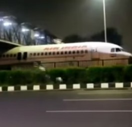 Ex-Air-India-Flieger bleibt unter Brücke stecken