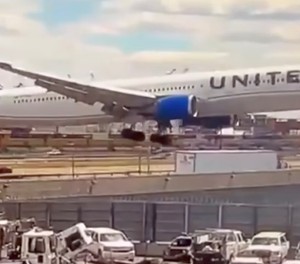 Der Moment vor der Berührung: Die Boeing 767 von United fliegt extrem niedrig an.