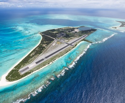 Das Midway Atoll: Vorne Sand Island, dahinter Eastern Island, auf der noch ehemalige Pisten zu erkennen sind.