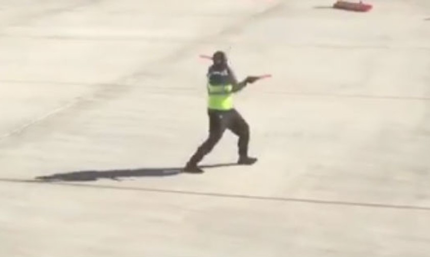 Einwinker weist tanzend den Weg