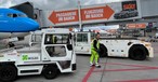Ein elektrisches Zug- und Pushbackfahrzeug  BER: Wisag will den Fuhrpark bis 2030 umstellen.