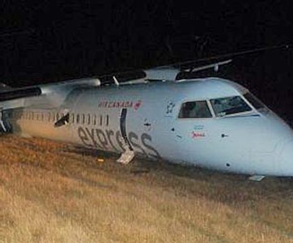 Die Unglücksmaschine von Air Canada: Deutlich zu sehen, das abgetrennte Blatt des Rotors.