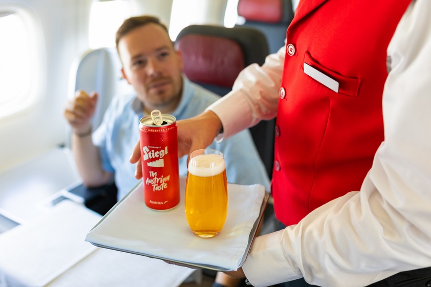 Stiegl-Goldbräu: Das neue Bier bei Austrian Airlines - natürlich in Rot.