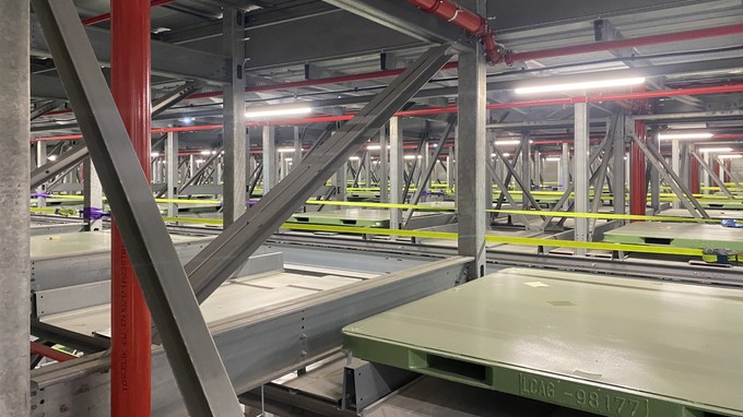 Ein Blick ins Innere: Im Hochregallager für große Ladungspaletten ...