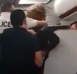 Aggressiver Passagier greift Flugbegleiter an