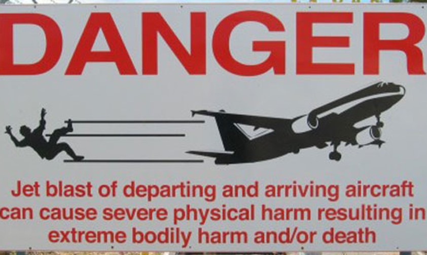 Warnschild am Flughafen: Sie sollen deutlicher werden.