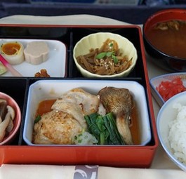 Eine so gesunde Bento-Box kommt sicher auf den ausklappbaren Tisch einer japanischen Airline, oder?