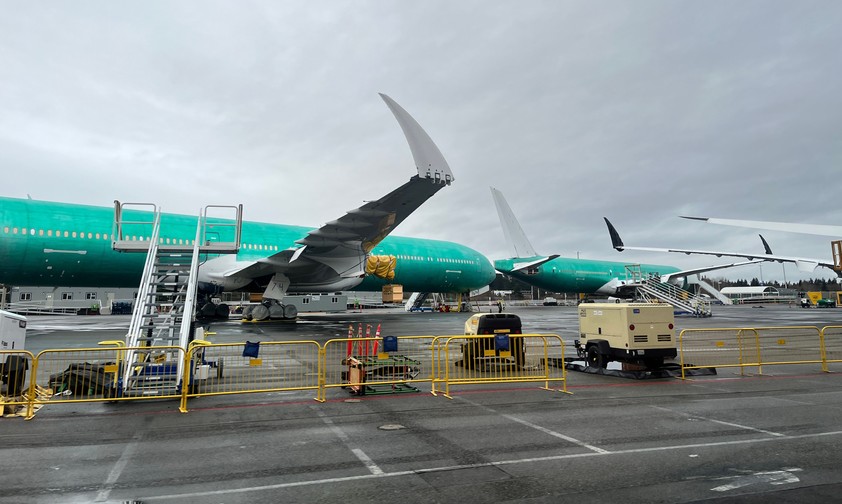 Boeing 777X auf dem Gelände in Everett: Immer mehrr fertige Flugzeuge stehen geparkt am Boden.