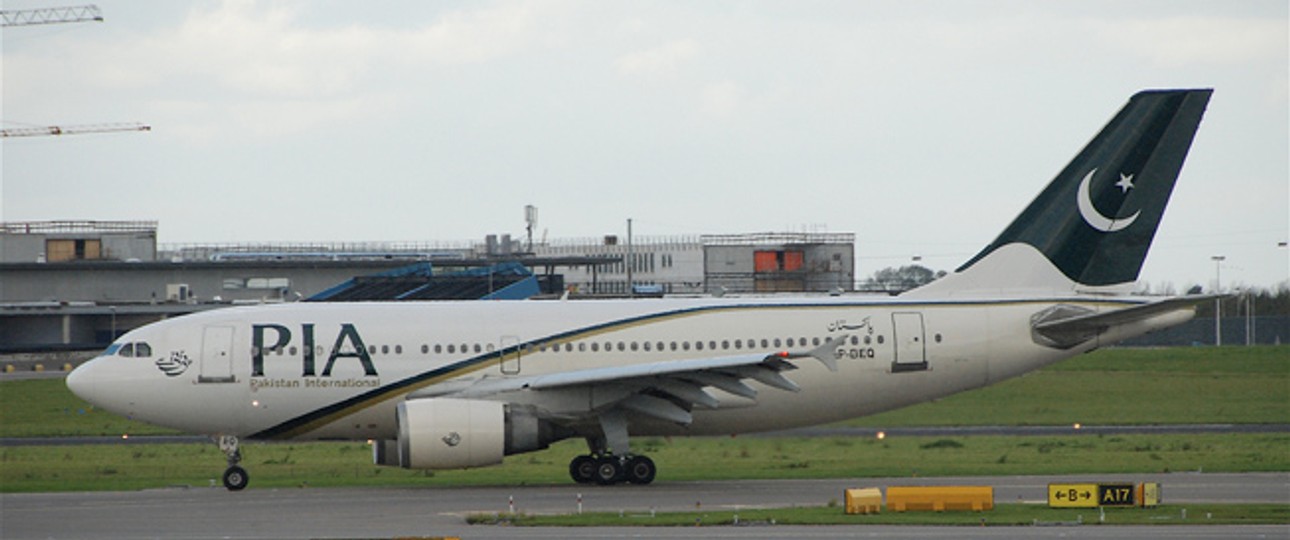 Airbus A310 mit der Kennung AP-BEQ, hier im Jahr 2011: Der Flieger steht mittlerweile in Leipzig und sieht nicht mehr so fit aus.