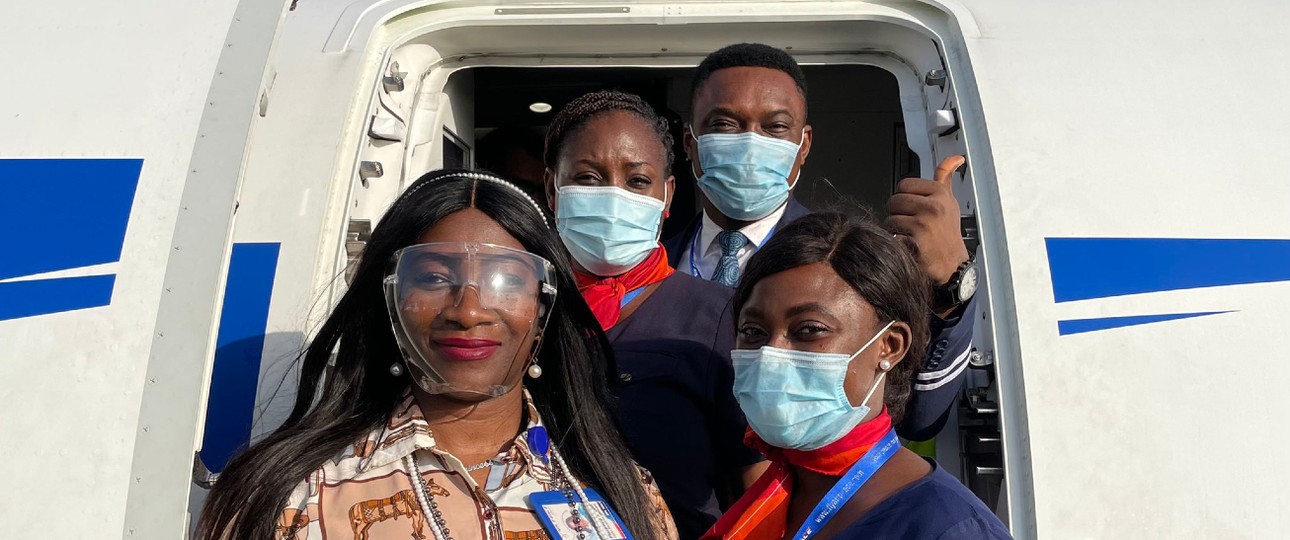 Crew von Air Peace, hier vor einer Embraer E195-E2: Bis weitere der brasilianischen Flugzeuge geliefert werden, mietet die Airline zwei Airbus A320.