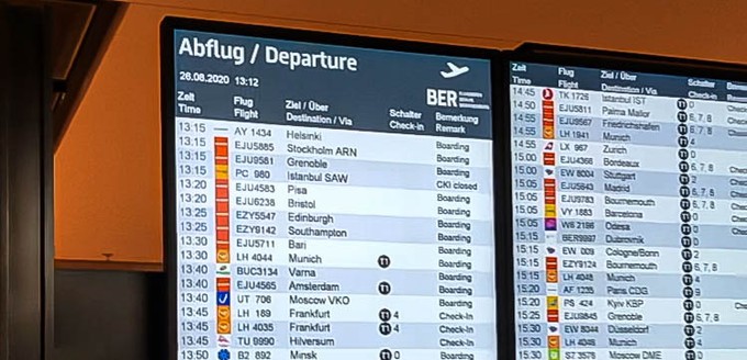 Bereits am frühen Morgen fiel mir auf, dass unreale Flüge auf den An- und Abflugtafeln angezeigt wurden. Zuerst hielt ich dies für eine nette und witzige Dekoration. So wurde etwa die Ankunft eines Billiginlandsflug von Berlin nach Bremen angezeigt - eine etwa dreistündige Zugfahrt. Nun zeigte sich, dass dahinter doch ein triftiger Grund stand.