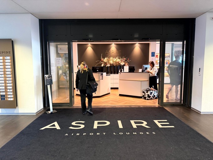 Der Zugang ist identisch, die Wahl liegt beim Gast: Business Lounge oder neue Suite Lounge. Wer laut Bordkarte genügend Zeit hat, wird gezielt auf das neue Angebot angesprochen.