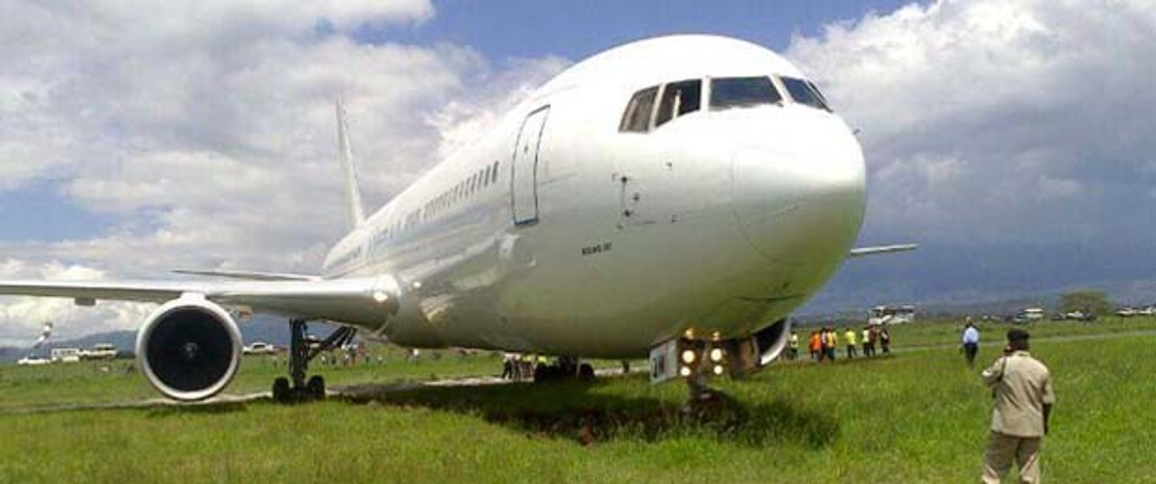 Die Boeing 767 in Arusha: Beim Wenden von der Piste gelangt.