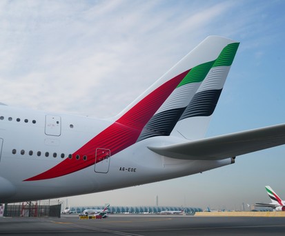 Dynamischer und weiter auf den Rumpf: Die Flagge der VAE.