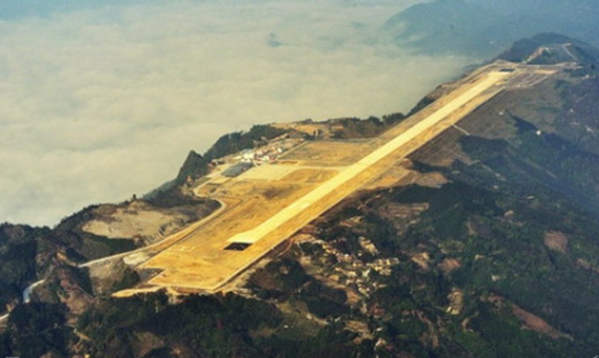 Der neue Flughafen Hechi: Zum Bau wurden Hügel abrasiert.