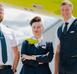 Crew-Mitglieder von Air Baltic: Müssen jetzt nichts mehr verdecken.