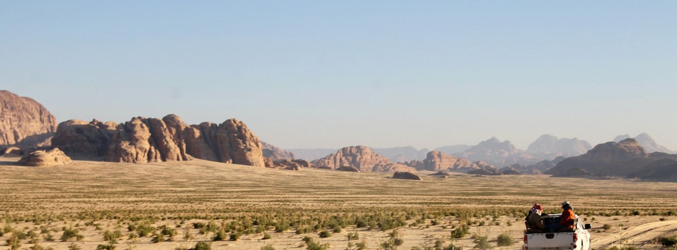 Auf der Jeep-Ladefläche geht es durchs Wadi Rum