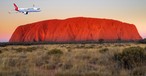 Airbus A220 über dem australischen Inselberg Uluru: Qantas holt sich Nachschub.