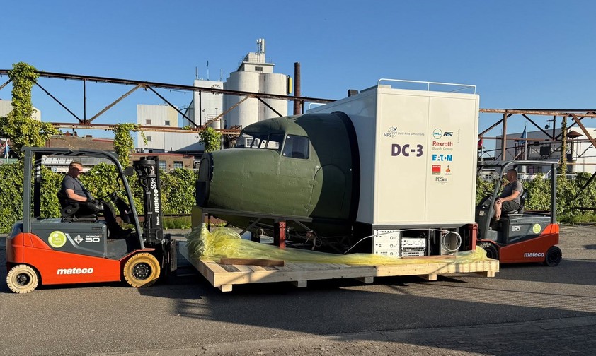 Abtransport des DC-3:Simulators: neue Heimat in Übersee.