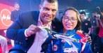 Air-Asia-Chef Tony Fernandes mit der Gewichtheberin Hidilyn Diaz: Schon nach der Silbermedaille in Rio gab es eine Auszeichnung.