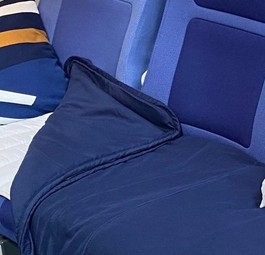Lufthansas «Sleeper’s Row»: Kissen, Decke und Auflage aus der Business Class.