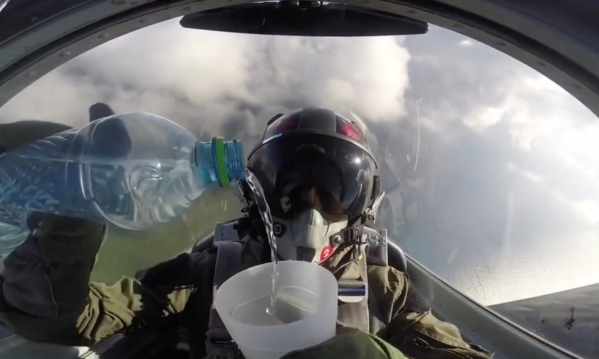 Kampfjet-Pilot trinkt das Wasser über Kopf