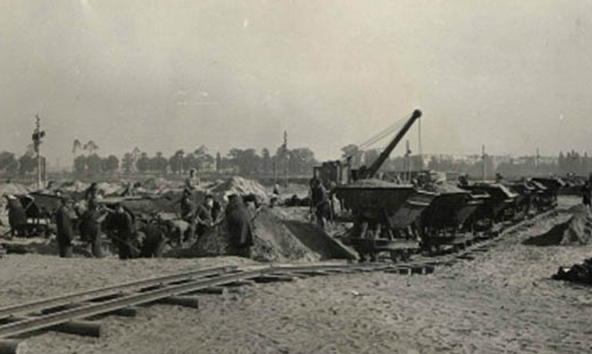 Tegel entsteht als Folge der sowjetischen Blockade West-Berlins. 1948 baut die französische Besatzungsmacht mit US-amerikanischen Spezialisten und deutschen Arbeitskräften in 90 Tagen einen neuen Flugplatz. Er hat mit 2428 Metern die damals längste Start- und Landebahn Europas. Das Flugfeld hilft bei der Versorgung der Stadt.