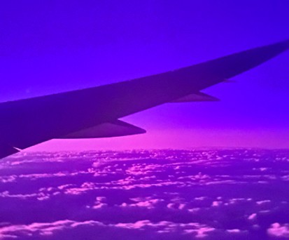 Blick aus dem Fesnter eines Dreamliners: Dunkel aber nicht finster.