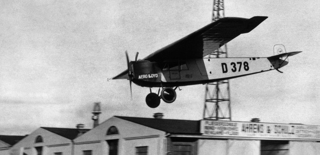 Die deutschen Fluglinien Junkers Luftverkehr und Deutsche Aero Lloyd fusionieren 1926 zur Deutschen Luft Hansa.