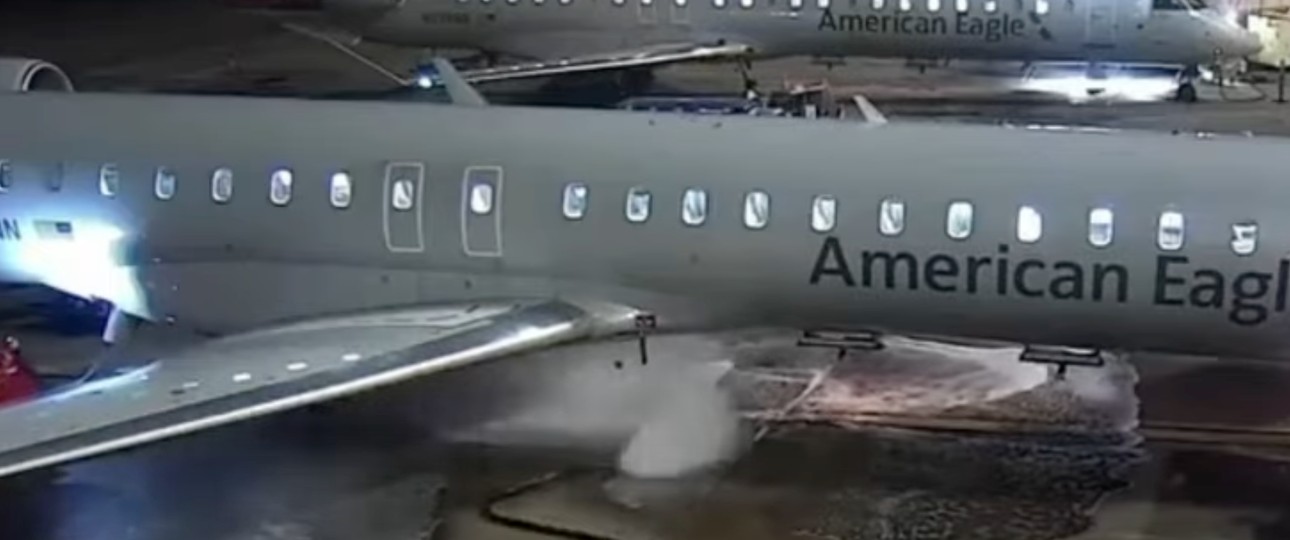 Flugzeug von American Eagle am Flughafen Dallas: Die Betankung ging schief.