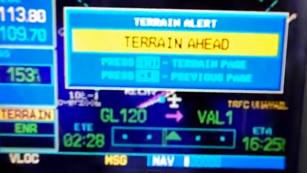 Terrain Alert: Bei der Landung muss der Flieger sehr nah am Felsen vorbei.