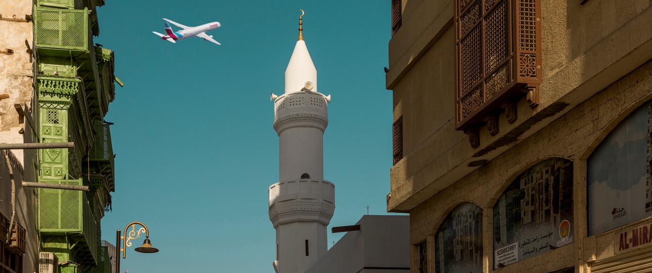 Ein Eurowings-Flugzeug über der Altstadt von Jeddah: Die Airline fliegt im Winter ab Stuttgart neu in die saudische Hafenstadt.