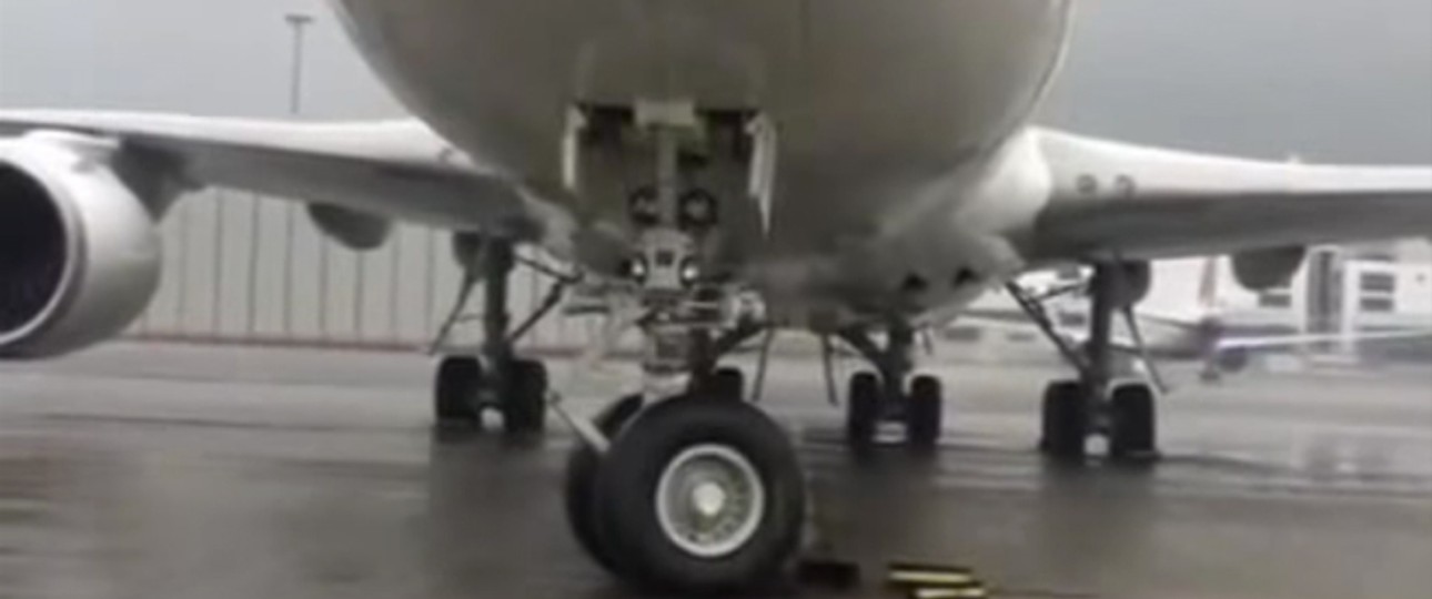 Youtube-Video vom Flughafen Hong Kong: Taifun Hato bringt Bewegung.