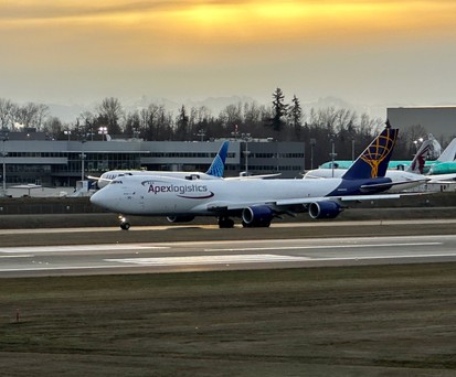 Der Abschied: Die Boeing 747-8 F mit dem Kennzeichen rollt am 1. Februar 2023 zum Anfang von Piste 16R des Paine Field.
