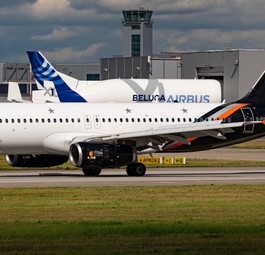 Der Airbus A320 von Titan Airways am 31. August 2026 in Hamburg-Finkenwerder: Übernimmt den Werksshuttle.