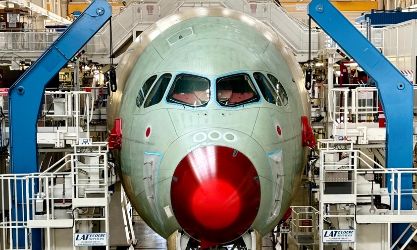 Die «Final Assembly Line» ist das Herz der Flugzeugproduktion von Airbus in Toulouse – hier werden einzelne Komponenten zum flugfähigen Jet. Unter der roten Nase sitzt das Radar, die Lackierung folgt später.