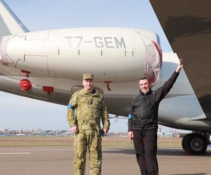 Sicherheitsrats-Chef Oleksiy Danilov (rechts) vor dem Privatjet: Der Flieger arbeite jetzt für die Ukraine.