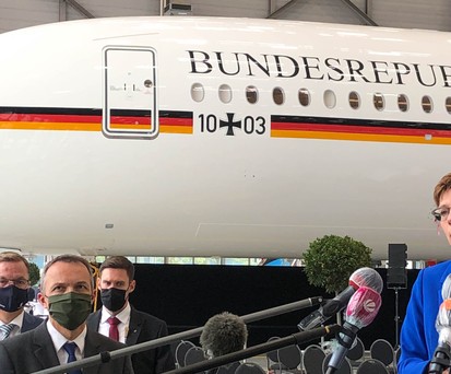 Die deutsche Verteidigungsministerin Annegret Kramp-Karrenbauer vor dem ersten Airbus A350 der Flugbereitschaft
