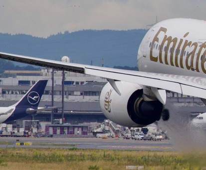 Flugzeuge von Emirates und Lufthansa: Nur eine von beiden Airlines hat Grund zur Freude.