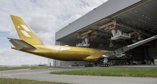 starlux airbus a350 1000 gold 05