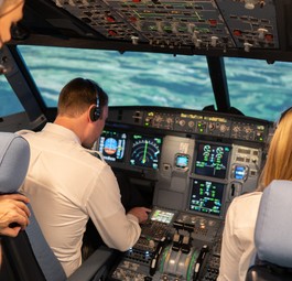 Lufthansa-Piloten im Flugsimulator: Kündigungen sollen vermieden werden.