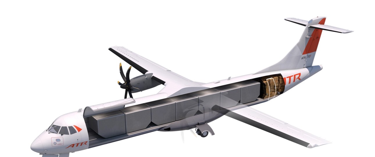 Dei ATR 72 F kann bis zu neun Tonnen Fracht transportieren. Entweder in Containern...