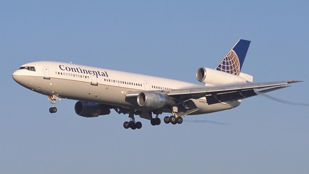 Wieder erholt sich die Airline. Und schon wieder baut sie kräftig aus. 1998 beginnt sie eine internationale Expansion. Im Bild: DC-10 von 2010.